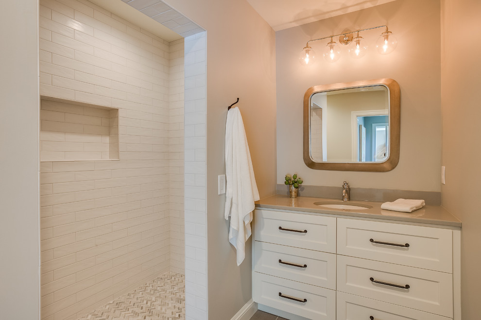Стильный дизайн: ванная комната в классическом стиле с душевой кабиной - последний тренд