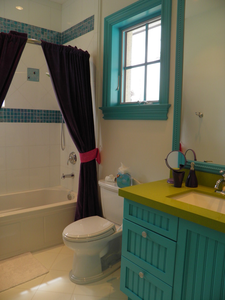 Стильный дизайн: детская ванная комната среднего размера в стиле неоклассика (современная классика) с фасадами в стиле шейкер, бирюзовыми фасадами, ванной в нише, раздельным унитазом, белой плиткой, плиткой мозаикой, белыми стенами, полом из керамогранита, врезной раковиной, столешницей из искусственного кварца, белым полом, шторкой для ванной и зеленой столешницей - последний тренд