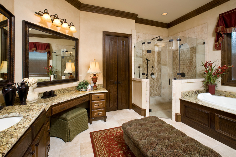 ダラスにあるトラディショナルスタイルのおしゃれな浴室 (コーナー設置型シャワー) の写真