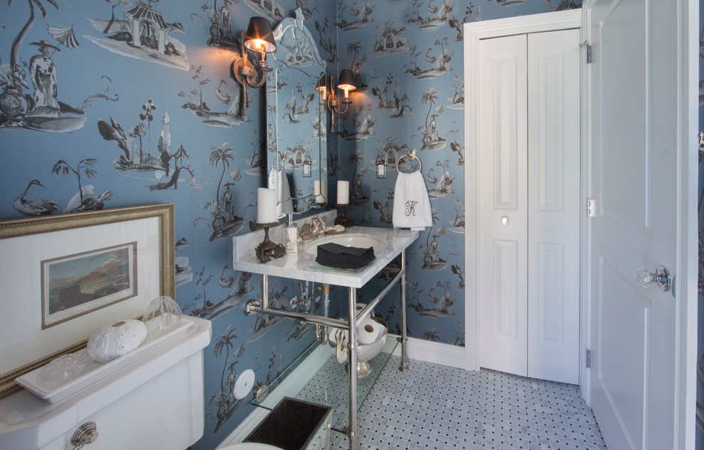 Idee per una stanza da bagno con doccia contemporanea di medie dimensioni con lavabo da incasso, top piastrellato, WC sospeso, piastrelle bianche, pareti blu e pavimento con piastrelle a mosaico