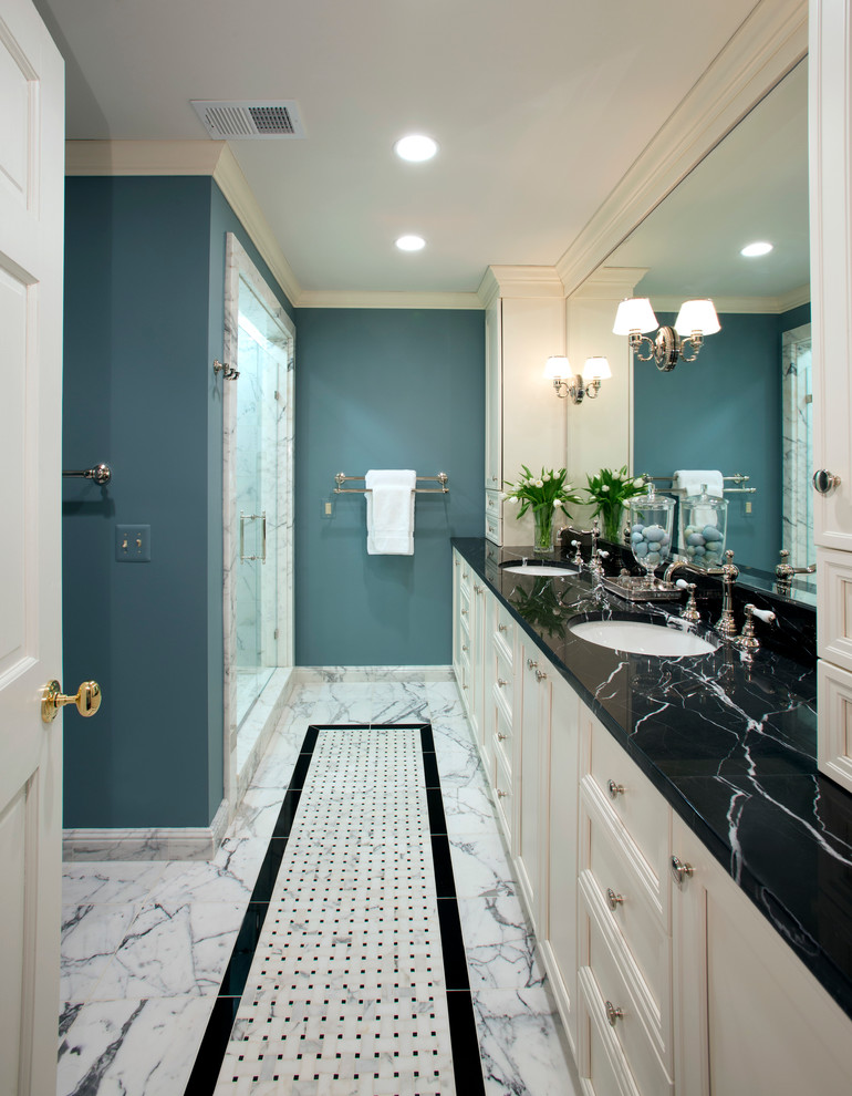 Пример оригинального дизайна: главная ванная комната в классическом стиле