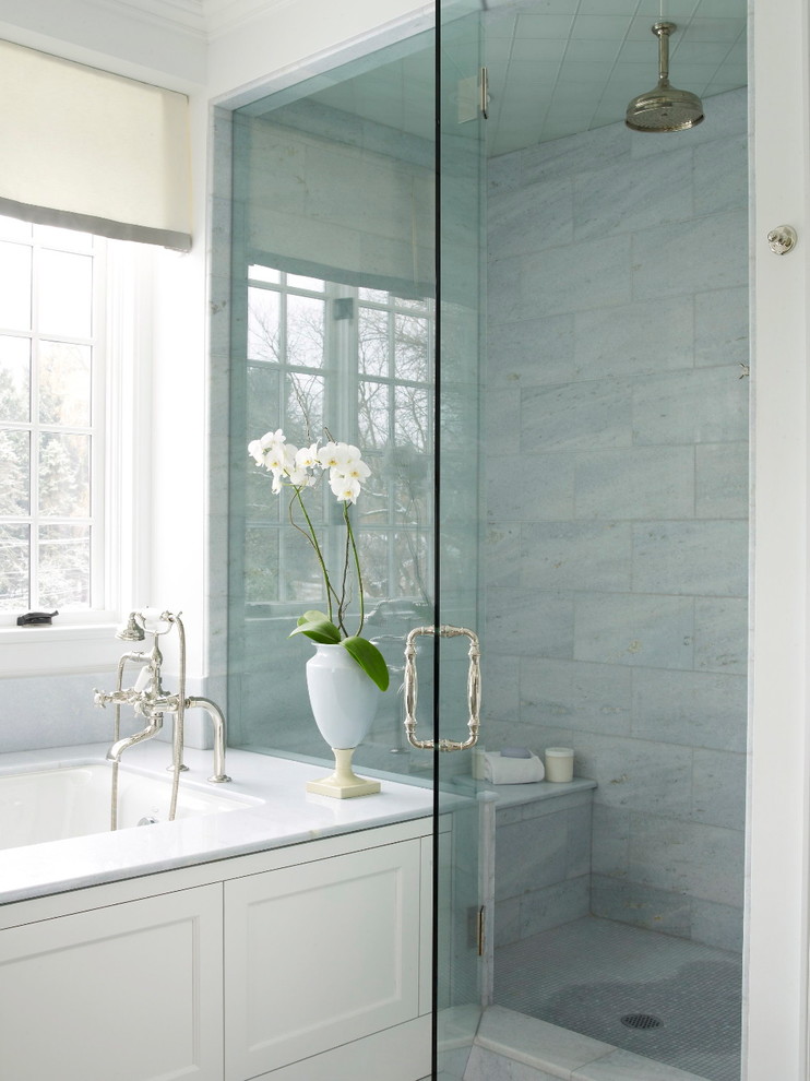 На фото: главная ванная комната в классическом стиле с фасадами с декоративным кантом, белыми фасадами, накладной ванной, серой плиткой, каменной плиткой, мраморным полом и мраморной столешницей с