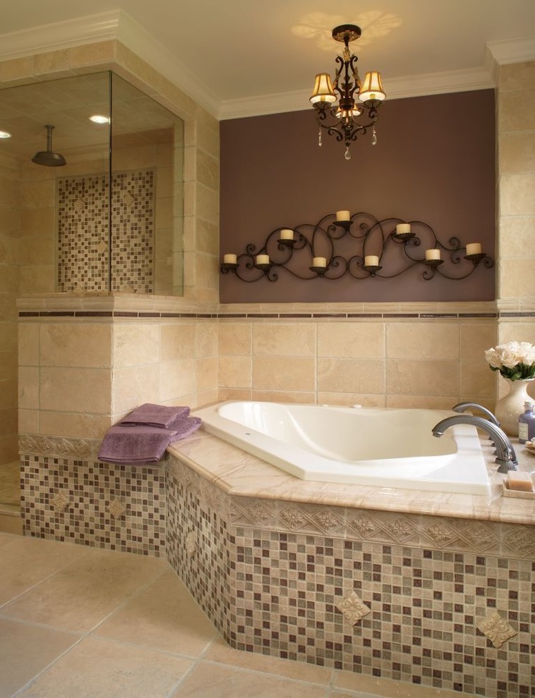 Пример оригинального дизайна: ванная комната в классическом стиле с плиткой мозаикой