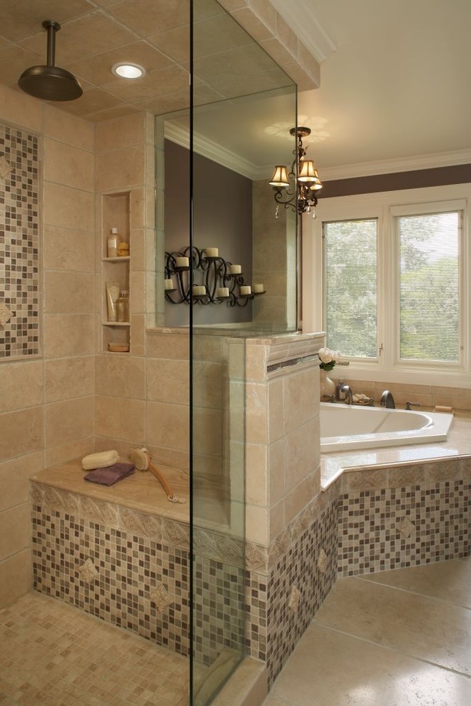 Modelo de cuarto de baño tradicional con baldosas y/o azulejos en mosaico