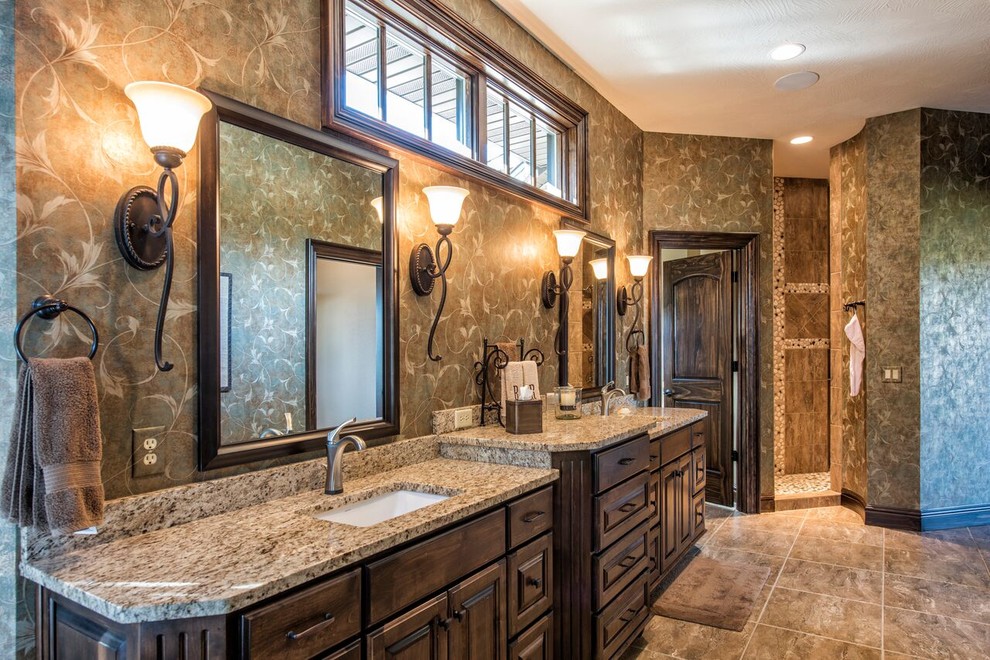Inspiration för stora klassiska en-suite badrum, med luckor med upphöjd panel, skåp i mörkt trä, en öppen dusch, porslinskakel, flerfärgade väggar, klinkergolv i porslin, ett undermonterad handfat och granitbänkskiva
