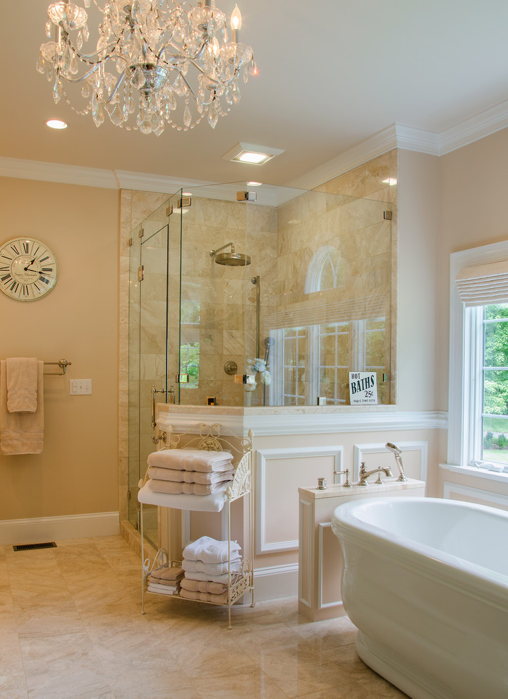 Стильный дизайн: главная ванная комната в классическом стиле с фасадами с декоративным кантом, белыми фасадами, отдельно стоящей ванной, угловым душем и мраморной столешницей - последний тренд