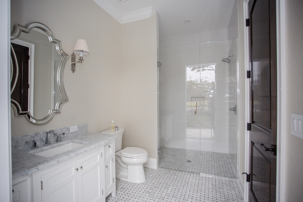 Inspiration för stora klassiska badrum med dusch, med skåp i shakerstil, vita skåp, en kantlös dusch, en toalettstol med separat cisternkåpa, grå kakel, vit kakel, keramikplattor, beige väggar, marmorgolv, ett undermonterad handfat och marmorbänkskiva