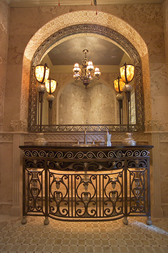Esempio di un'ampia stanza da bagno classica con lavabo da incasso, consolle stile comò, ante grigie, top in granito, piastrelle beige, piastrelle a mosaico, pareti beige e pavimento in travertino