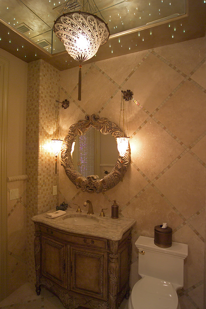 Inspiration för ett mycket stort vintage badrum, med ett nedsänkt handfat, möbel-liknande, skåp i mörkt trä, granitbänkskiva, beige kakel, porslinskakel, beige väggar och travertin golv