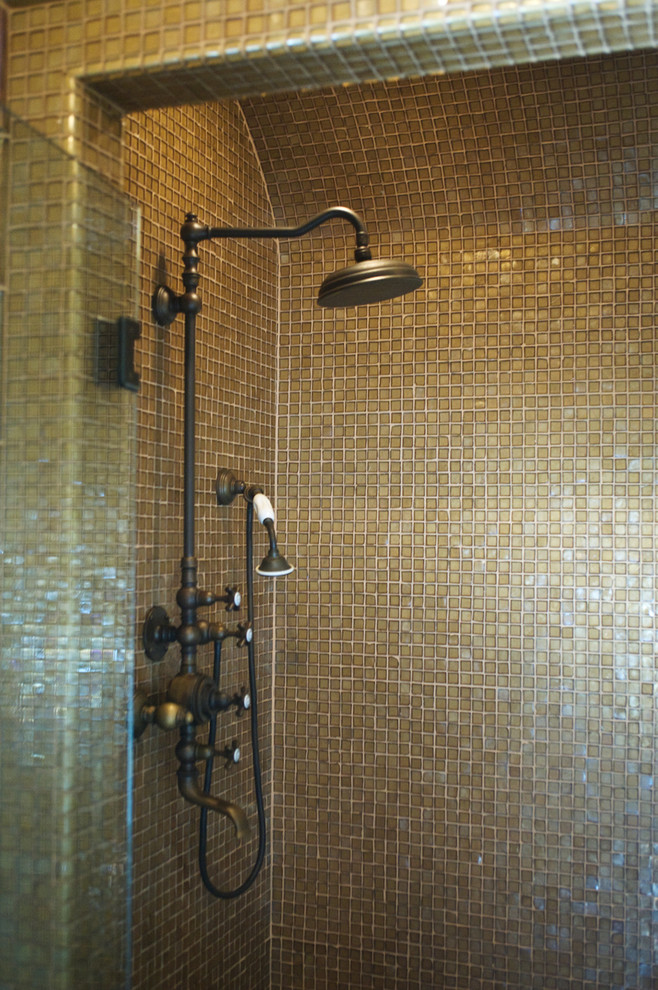 Immagine di una stanza da bagno con doccia bohémian con doccia a filo pavimento, piastrelle multicolore, piastrelle di vetro, pareti beige, lavabo rettangolare, top piastrellato e porta doccia a battente