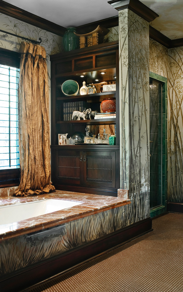 Exempel på ett klassiskt en-suite badrum, med ett undermonterat badkar, en dusch i en alkov, blå kakel, flerfärgade väggar, klinkergolv i keramik, brunt golv och dusch med gångjärnsdörr