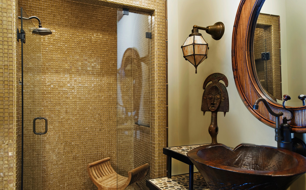 Foto på ett eklektiskt badrum med dusch, med en kantlös dusch, flerfärgad kakel, glaskakel, beige väggar, ett avlångt handfat, kaklad bänkskiva och dusch med gångjärnsdörr