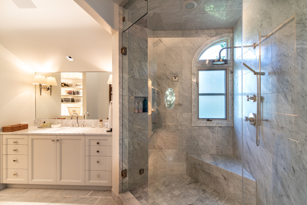 Idéer för ett stort modernt grå en-suite badrum, med luckor med infälld panel, vita skåp, en hörndusch, grå kakel, stenkakel, ett undermonterad handfat, marmorbänkskiva, grått golv, dusch med gångjärnsdörr, grå väggar och klinkergolv i keramik