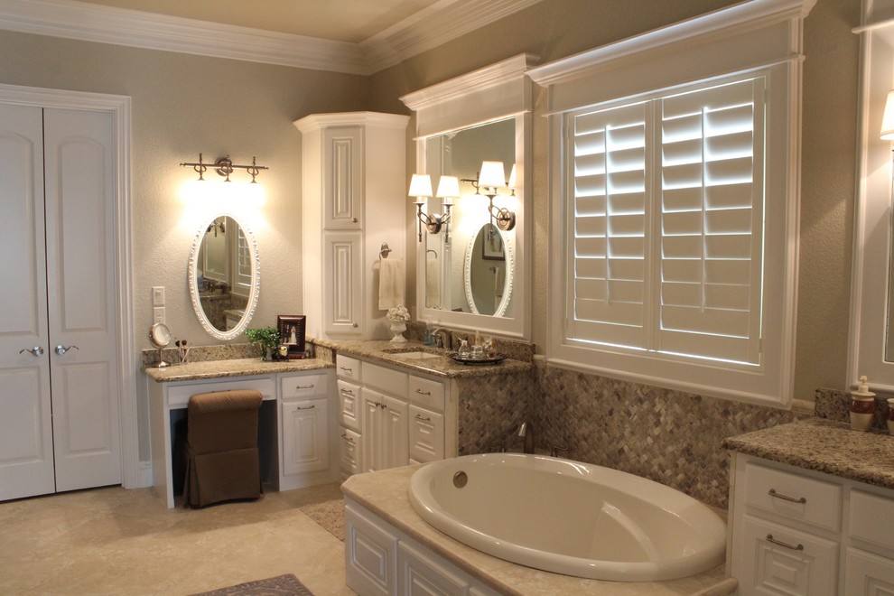 Imagen de cuarto de baño tradicional extra grande con armarios con paneles con relieve, puertas de armario blancas y encimera de granito