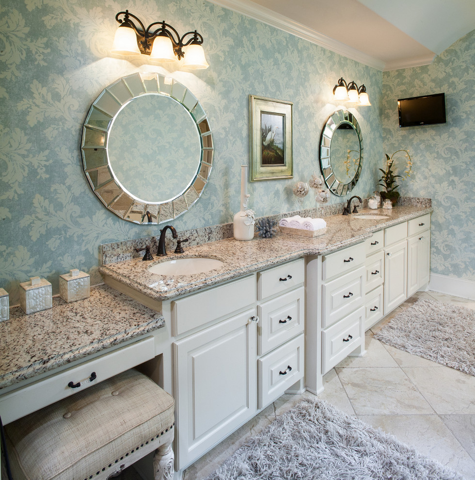 Idéer för stora vintage en-suite badrum, med ett undermonterad handfat, luckor med upphöjd panel, vita skåp, granitbänkskiva, vit kakel, keramikplattor, blå väggar och klinkergolv i keramik