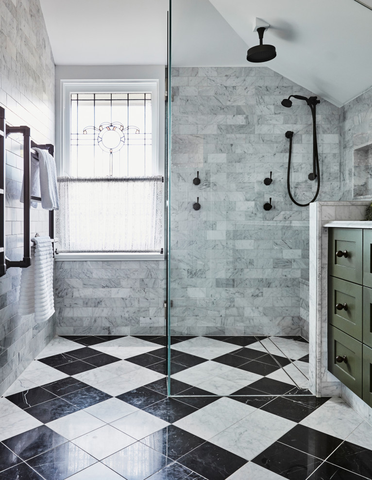 Стильный дизайн: ванная комната в стиле неоклассика (современная классика) с фасадами в стиле шейкер, зелеными фасадами и мраморной столешницей - последний тренд