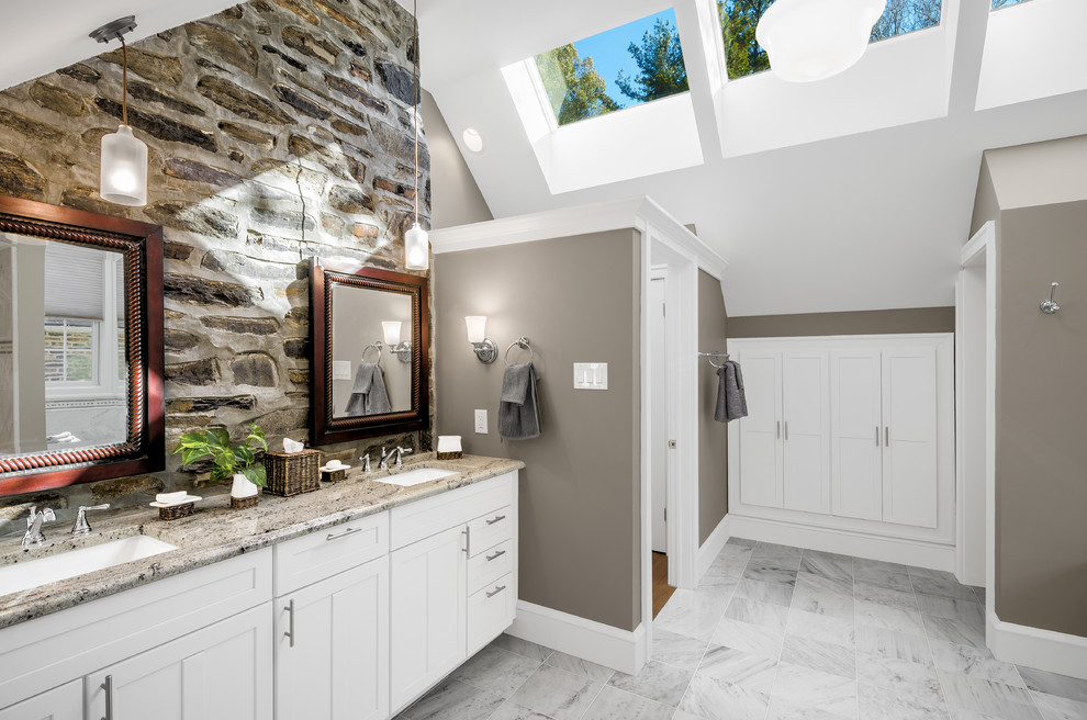 Inredning av ett klassiskt stort en-suite badrum, med skåp i shakerstil, vita skåp, ett badkar i en alkov, en dusch i en alkov, grå kakel, stenkakel, grå väggar, marmorgolv, ett undermonterad handfat, granitbänkskiva, en toalettstol med separat cisternkåpa, grått golv och med dusch som är öppen