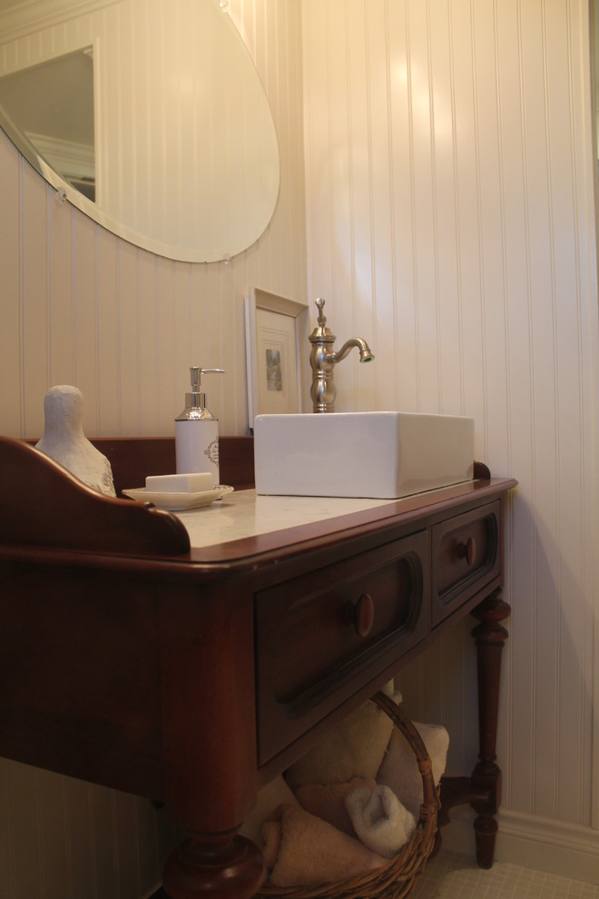 Réalisation d'une petite salle de bain champêtre en bois brun avec un placard en trompe-l'oeil, WC à poser, un carrelage blanc, des carreaux de céramique, un mur blanc, un sol en carrelage de céramique, une vasque et un plan de toilette en marbre.