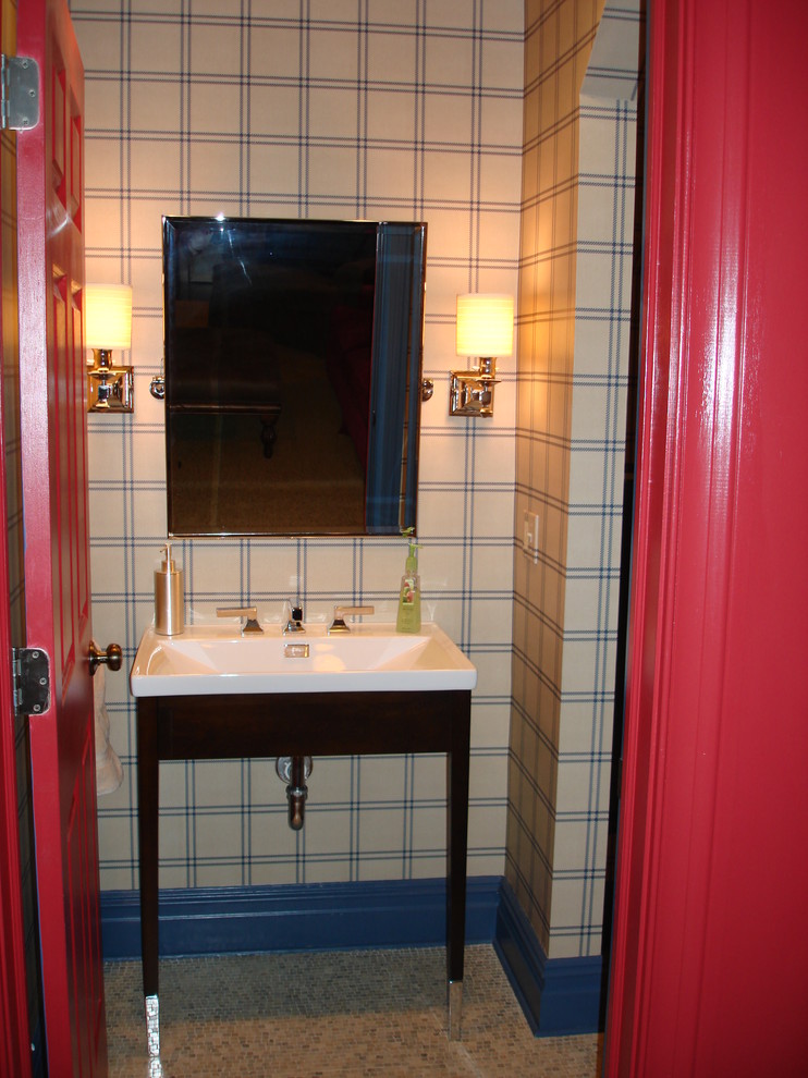 Idee per una grande stanza da bagno con doccia country con lavabo a consolle, WC monopezzo, piastrelle beige, piastrelle in ceramica, pareti beige e pavimento con piastrelle in ceramica