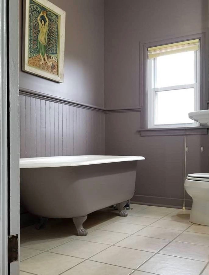 Idee per una piccola stanza da bagno con doccia country con vasca con piedi a zampa di leone, WC monopezzo, pareti viola, pavimento con piastrelle in ceramica, lavabo a colonna e pavimento beige