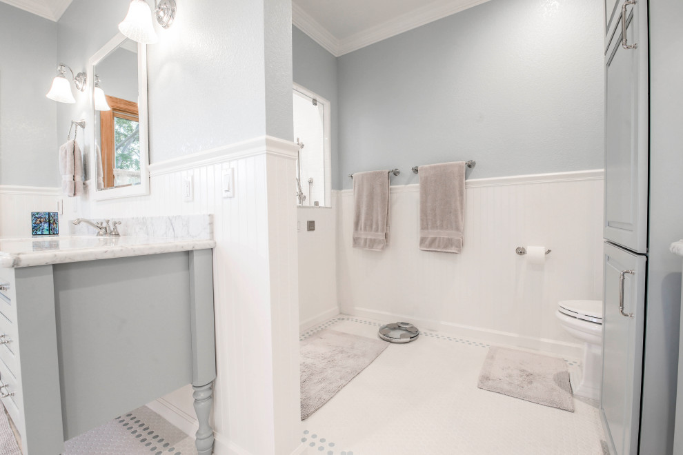 Свежая идея для дизайна: большая главная ванная комната в стиле кантри с фасадами островного типа, синими фасадами, открытым душем, раздельным унитазом, белой плиткой, плиткой кабанчик, синими стенами, полом из мозаичной плитки, врезной раковиной, мраморной столешницей, белым полом, душем с распашными дверями и белой столешницей - отличное фото интерьера