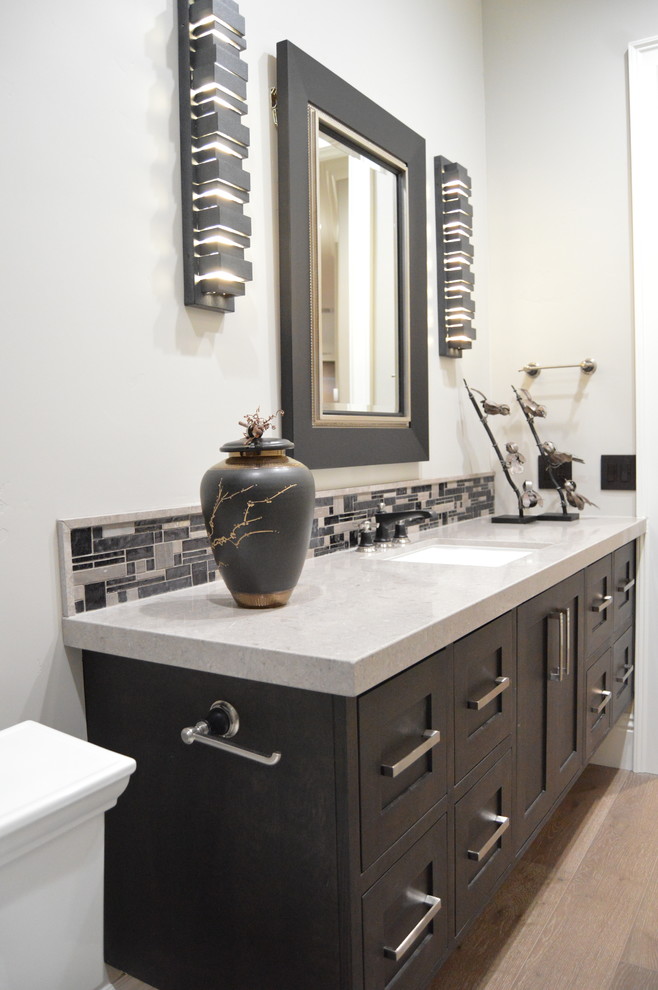 Пример оригинального дизайна: ванная комната среднего размера в стиле неоклассика (современная классика) с душевой кабиной, столешницей из гранита, фасадами в стиле шейкер, черными фасадами, серой столешницей, разноцветной плиткой, плиткой мозаикой, ванной в нише, душем над ванной, серыми стенами, светлым паркетным полом, врезной раковиной, коричневым полом и душем с раздвижными дверями