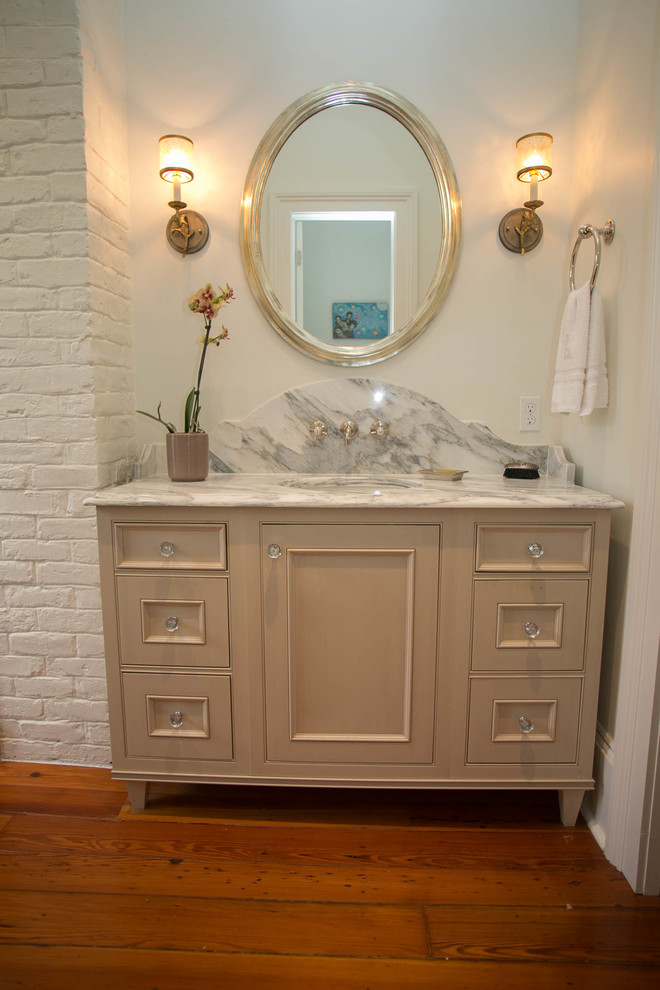 Foto di una stanza da bagno padronale classica di medie dimensioni con ante con riquadro incassato, ante beige, pavimento in legno massello medio, lavabo sottopiano e top in marmo