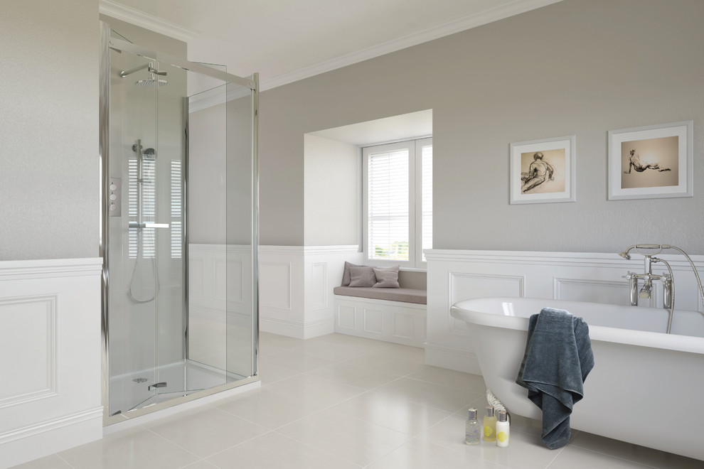 Inspiration för stora klassiska en-suite badrum, med ett badkar med tassar, en hörndusch, grå väggar, klinkergolv i porslin, vit kakel och keramikplattor