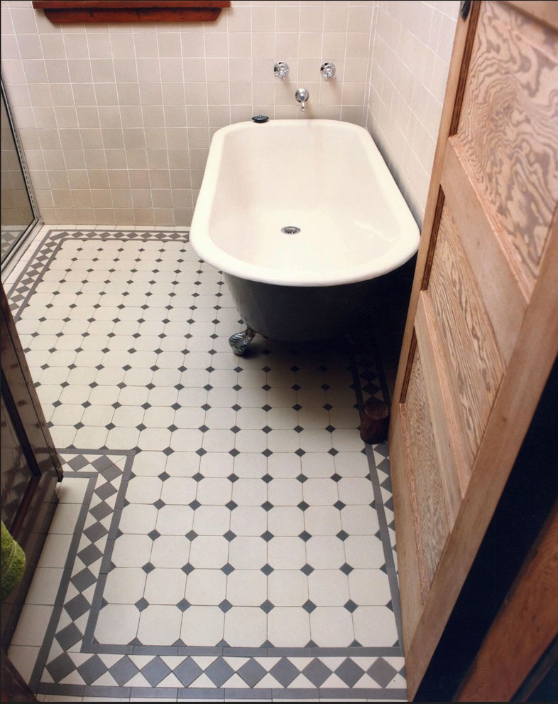 Foto på ett litet vintage en-suite badrum, med ett badkar med tassar, grå kakel, porslinskakel, skåp i mörkt trä, en hörndusch, beige väggar, klinkergolv i porslin, flerfärgat golv och dusch med skjutdörr