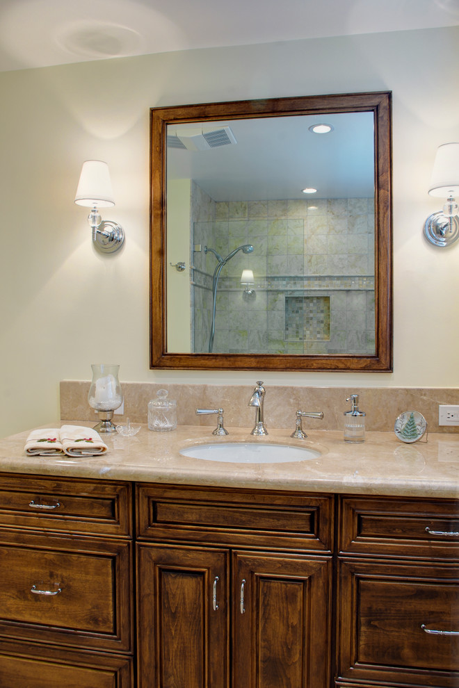 Exempel på ett mellanstort klassiskt badrum med dusch, med ett undermonterad handfat, möbel-liknande, skåp i mellenmörkt trä, marmorbänkskiva, ett badkar i en alkov, en dusch/badkar-kombination, en toalettstol med hel cisternkåpa, beige kakel, beige väggar, klinkergolv i porslin och stenhäll