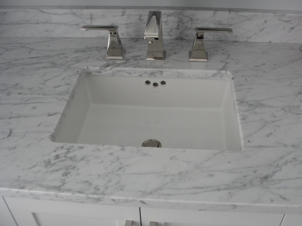 Esempio di una stanza da bagno con doccia chic di medie dimensioni con doccia alcova, piastrelle grigie, piastrelle in pietra e pareti grigie