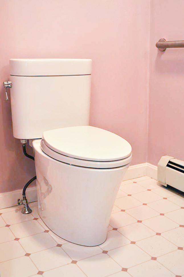 На фото: ванная комната среднего размера в классическом стиле с душем в нише, раздельным унитазом, фасадами с утопленной филенкой, коричневыми фасадами, ванной в нише, белой плиткой, розовыми стенами, полом из линолеума, душевой кабиной, врезной раковиной, столешницей из гранита, розовым полом и открытым душем