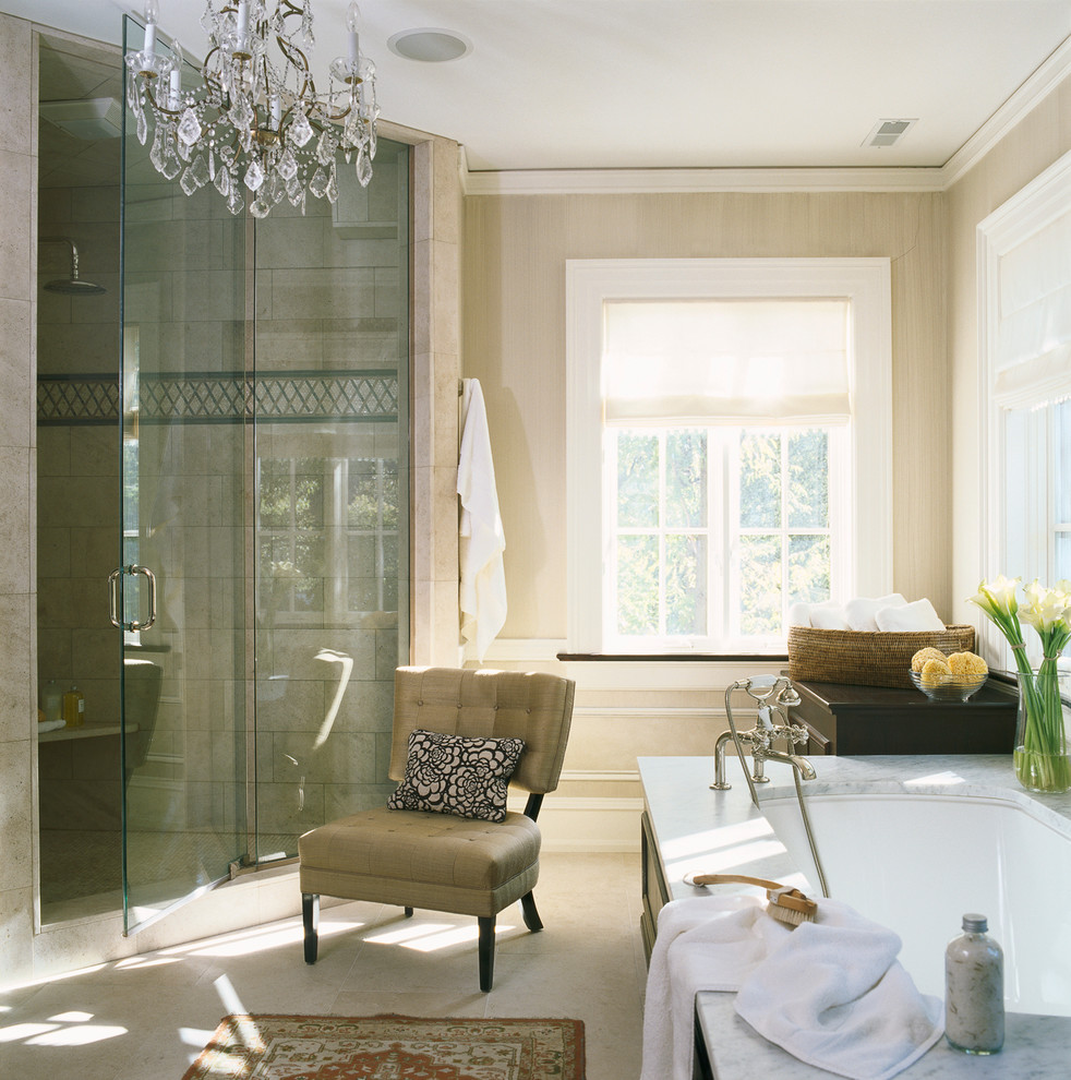 Идея дизайна: большая главная ванная комната в классическом стиле с бежевыми стенами, полом из известняка, мраморной столешницей, угловым душем, бежевой плиткой и каменной плиткой
