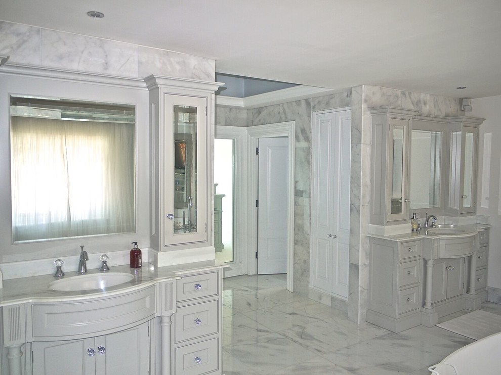 Idee per una grande stanza da bagno padronale classica con lavabo da incasso, ante lisce, ante grigie, top in marmo, vasca freestanding, doccia aperta, piastrelle grigie e pavimento in marmo