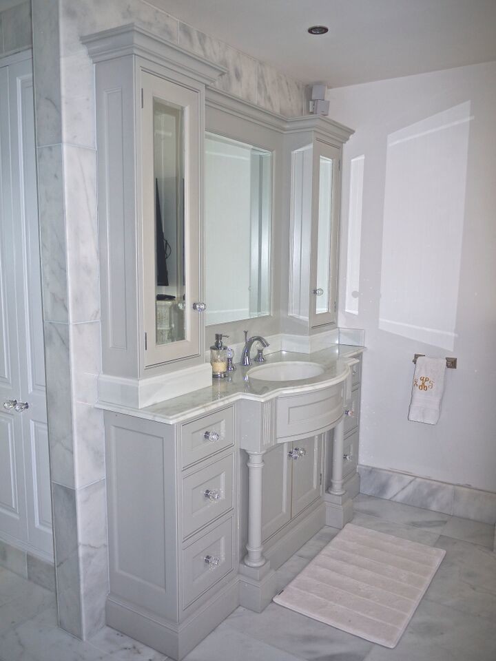 Exempel på ett stort klassiskt en-suite badrum, med ett nedsänkt handfat, släta luckor, grå skåp, marmorbänkskiva, ett fristående badkar, en öppen dusch, grå kakel och marmorgolv