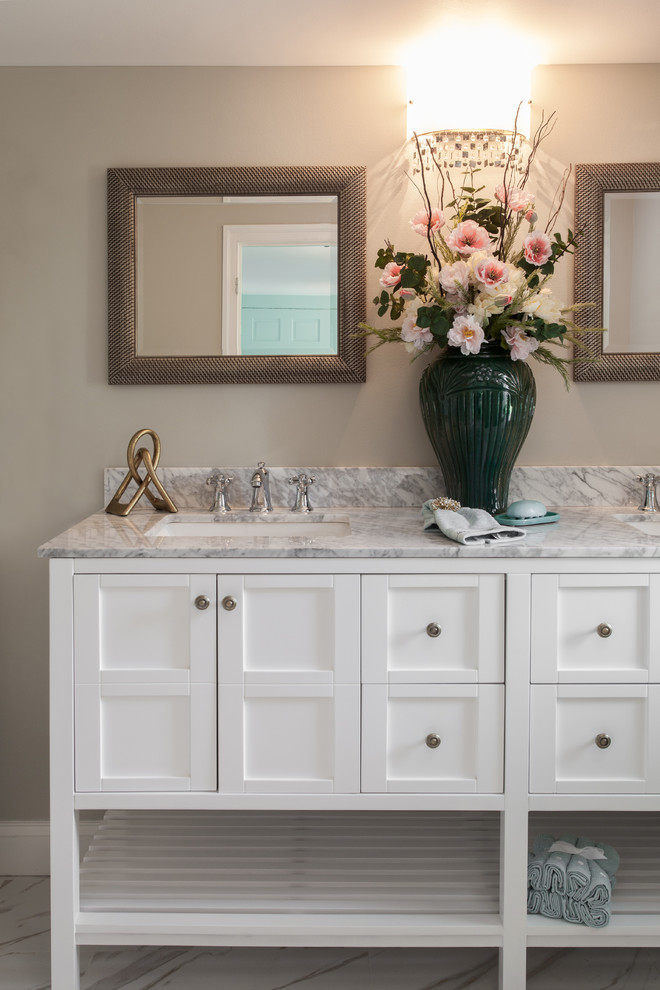 Idéer för mellanstora vintage badrum, med möbel-liknande, vita skåp, porslinskakel, marmorbänkskiva, grå väggar, klinkergolv i porslin och ett undermonterad handfat