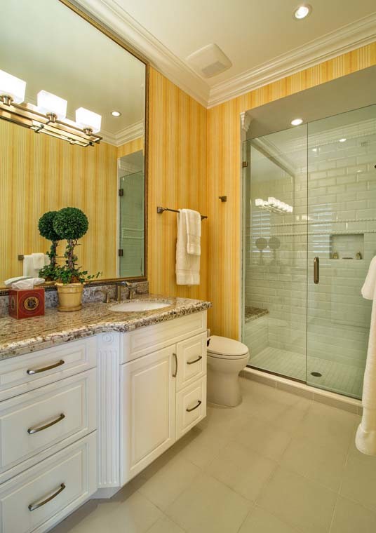 Inspiration för stora klassiska badrum med dusch, med luckor med upphöjd panel, vita skåp, en dusch i en alkov, vit kakel, tunnelbanekakel, gula väggar, cementgolv, ett undermonterad handfat och granitbänkskiva