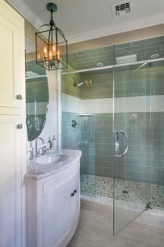 Пример оригинального дизайна: ванная комната среднего размера в морском стиле с фасадами в стиле шейкер, белыми фасадами, душем без бортиков, серой плиткой, плиткой кабанчик, бежевыми стенами, полом из известняка, душевой кабиной, врезной раковиной и мраморной столешницей
