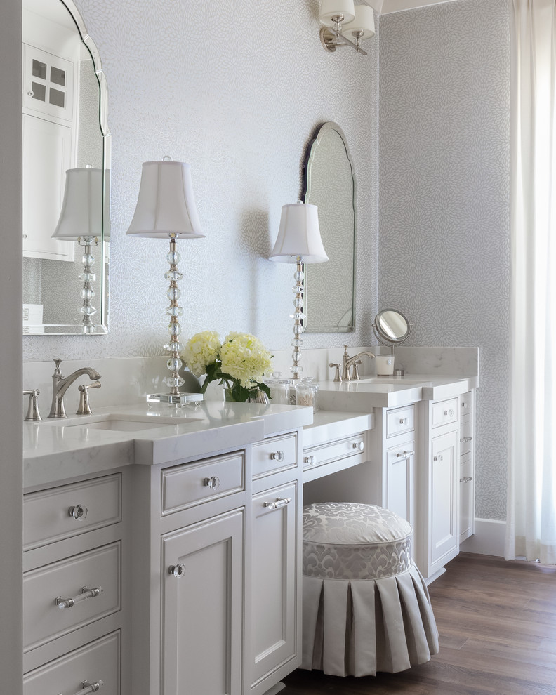 Foto på ett mellanstort vintage vit en-suite badrum, med vita skåp, grå väggar, mörkt trägolv, ett undermonterad handfat, bänkskiva i kvarts, brunt golv, luckor med profilerade fronter, en dusch i en alkov och med dusch som är öppen