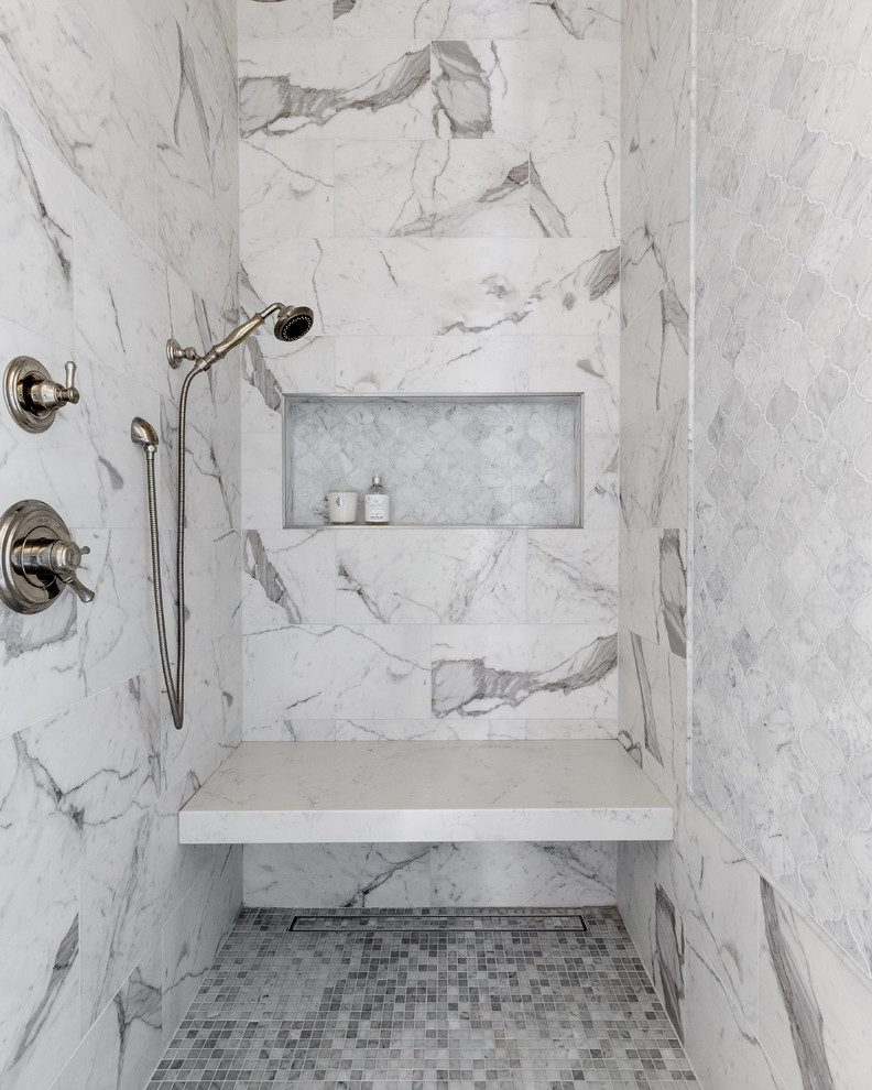 Idéer för att renovera ett stort vintage vit vitt en-suite badrum, med vita skåp, en dusch i en alkov, grå kakel, marmorkakel, grå väggar, mörkt trägolv, ett undermonterad handfat, bänkskiva i kvarts, brunt golv, luckor med profilerade fronter och med dusch som är öppen