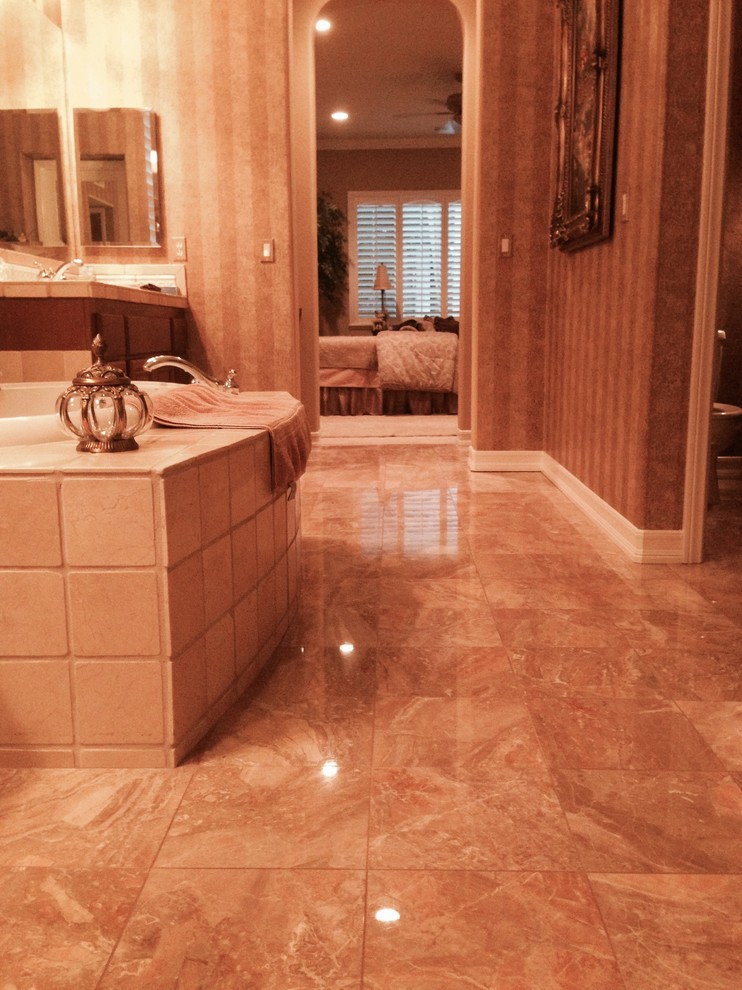Photo of a medium sized classic ensuite bathroom in Los Angeles with a one-piece toilet, multi-coloured tiles and travertine flooring.