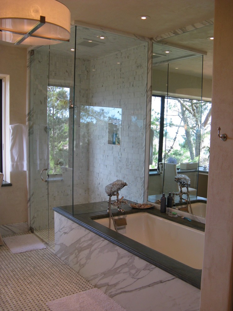 Inspiration för klassiska badrum, med ett undermonterat badkar, en kantlös dusch, vit kakel, stenkakel, beige väggar och mosaikgolv