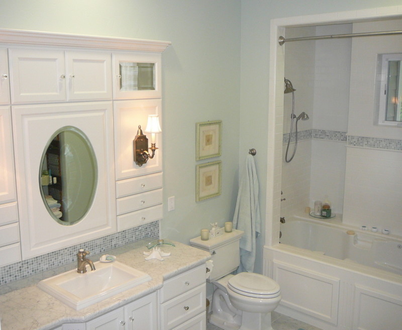 Стильный дизайн: ванная комната в классическом стиле с фасадами с утопленной филенкой, белыми фасадами, мраморной столешницей, накладной ванной, душем над ванной, раздельным унитазом, зеленой плиткой, каменной плиткой, зелеными стенами и мраморным полом - последний тренд