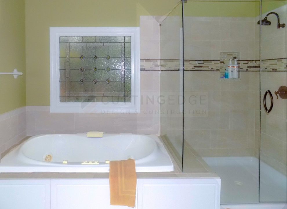 Идея дизайна: большая главная ванная комната в стиле неоклассика (современная классика) с фасадами с выступающей филенкой, белыми фасадами, накладной ванной, угловым душем, раздельным унитазом, бежевой плиткой, керамогранитной плиткой, бежевыми стенами, полом из керамогранита, врезной раковиной, столешницей из кварцита, белым полом, душем с распашными дверями, зеленой столешницей, тумбой под две раковины и встроенной тумбой