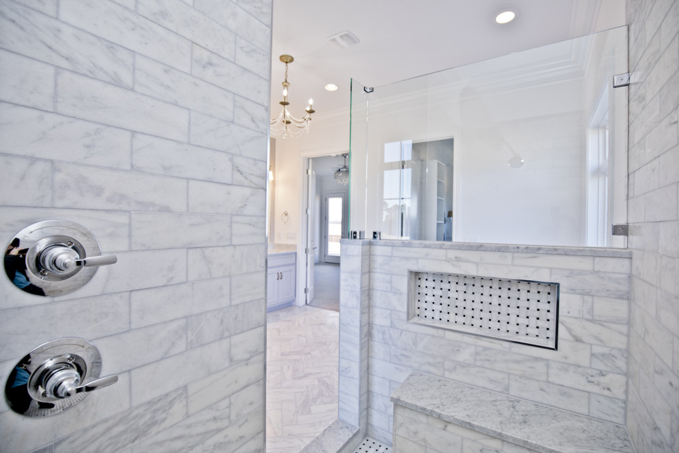 Idee per una stanza da bagno tradizionale con top in marmo e top bianco