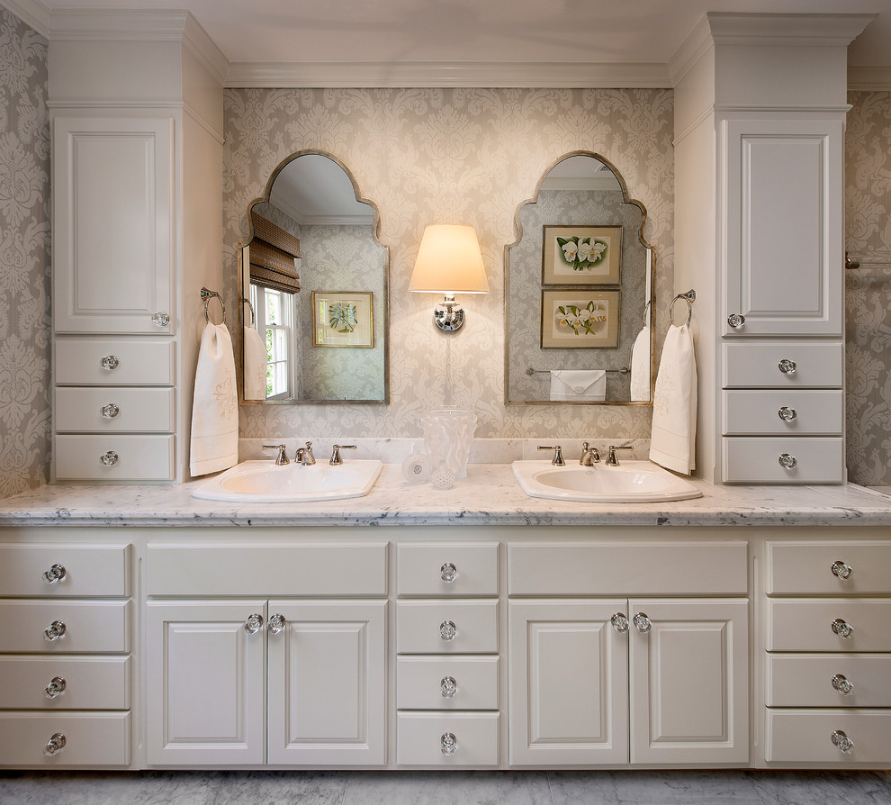 Aménagement d'une salle de bain classique avec un lavabo posé, un placard avec porte à panneau surélevé et des portes de placard blanches.