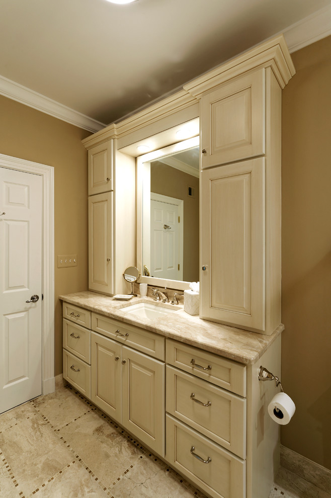Foto de cuarto de baño tradicional con armarios con paneles con relieve y ducha abierta