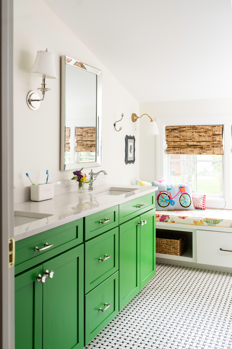 Cette image montre une salle de bain rustique de taille moyenne pour enfant avec un placard à porte shaker, des portes de placards vertess, un mur blanc, un lavabo encastré, un plan de toilette en marbre, un sol blanc et un sol en carrelage de terre cuite.