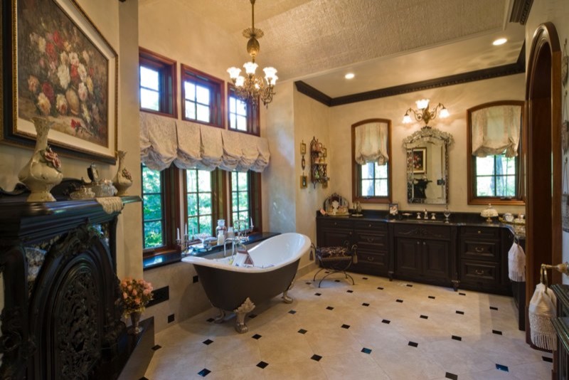 Inspiration för stora klassiska en-suite badrum, med möbel-liknande, svarta skåp, ett badkar med tassar, svart kakel, stenhäll, beige väggar, klinkergolv i keramik och granitbänkskiva