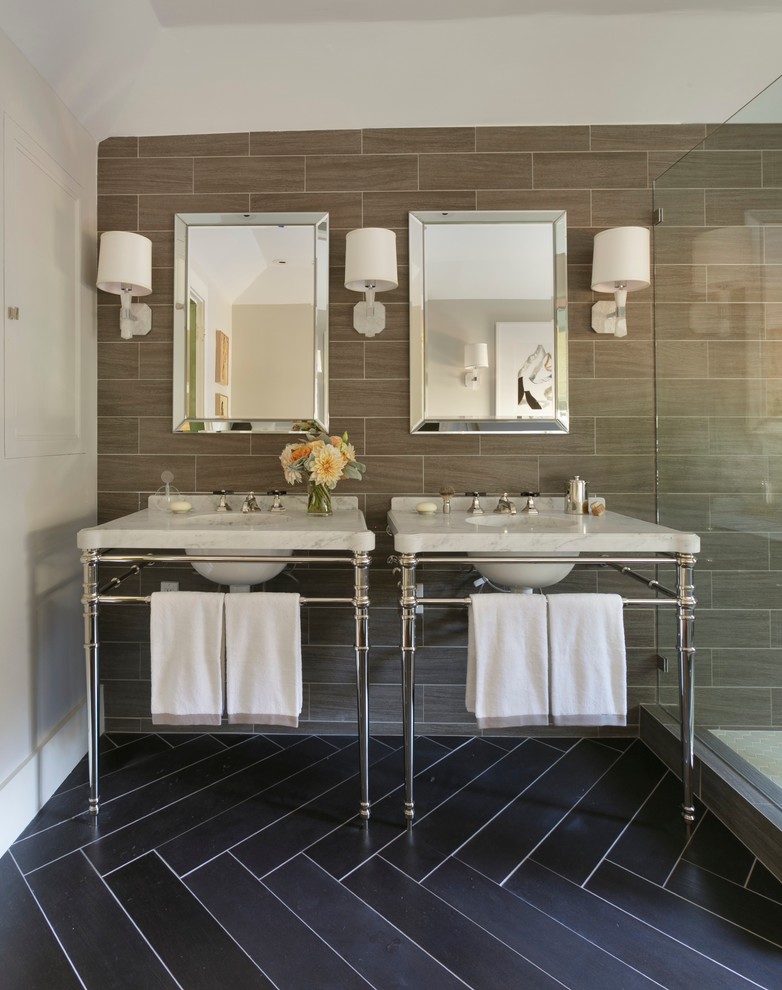 サンフランシスコにあるトランジショナルスタイルのおしゃれな浴室 (コンソール型シンク、大理石の洗面台、黒い床) の写真